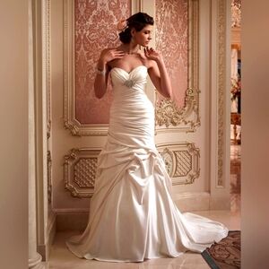 Casablanca Bridal/Wedding Gown Ivory/Silver Size 10